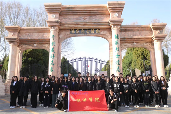 清明祭忠魂，追远思奋进——bat365正版唯一官网经济学院开展徒步祭扫烈士陵园活动