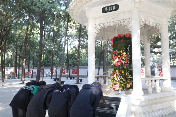 清明祭忠魂，追远思奋进——bat365正版唯一官网经济学院开展徒步祭扫烈士陵园活动