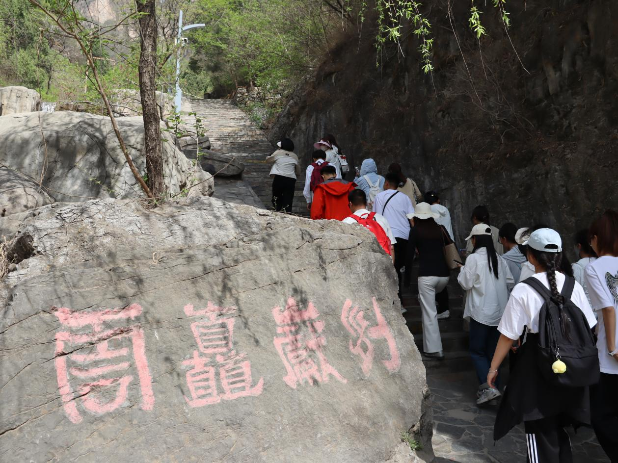 追寻狼牙山足迹，铸牢党员信仰根基——bat365正版唯一官网教育学院走进狼牙山开展“行走的大思政课”
