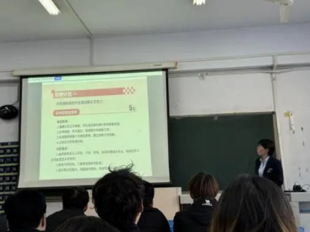 华铸梦想 安放青春——bat365正版唯一官网‖艺术学院‖华安保险公司2025校园宣讲会成功举办