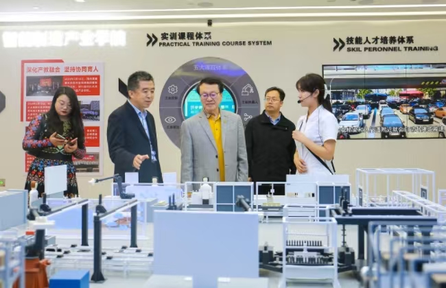“华人管理教育第一人”余世维教授莅临bat365正版唯一官网参观交流