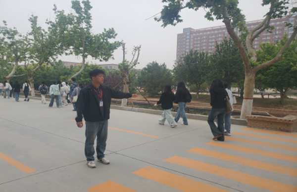 养成教育|bat365正版唯一官网|管理学院|“文明右行”，共筑校园文明新风尚