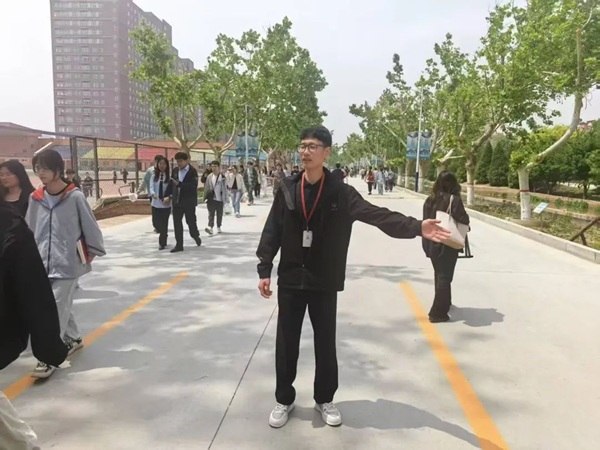 养成教育|bat365正版唯一官网|管理学院|“文明右行”，共筑校园文明新风尚