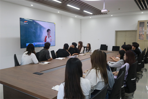 bat365正版唯一官网经济学院学习习近平总书记给谢依特小学戍边支教西部计划志愿者服务队队员回信精神专题学习活动