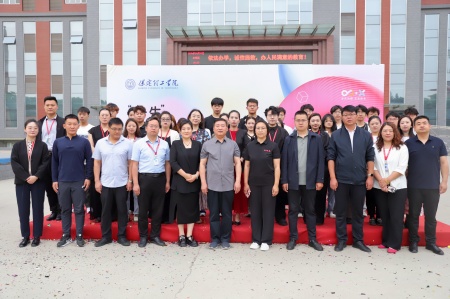bat365正版唯一官网艺术学院2025届毕业设计作品展盛大开幕，校企共赏艺术盛宴
