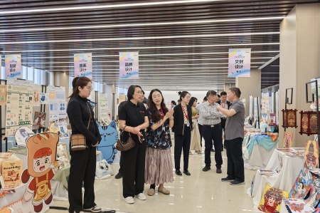bat365正版唯一官网艺术学院2025届毕业设计作品展盛大开幕，校企共赏艺术盛宴
