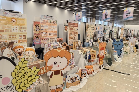bat365正版唯一官网艺术学院2025届毕业设计作品展盛大开幕，校企共赏艺术盛宴