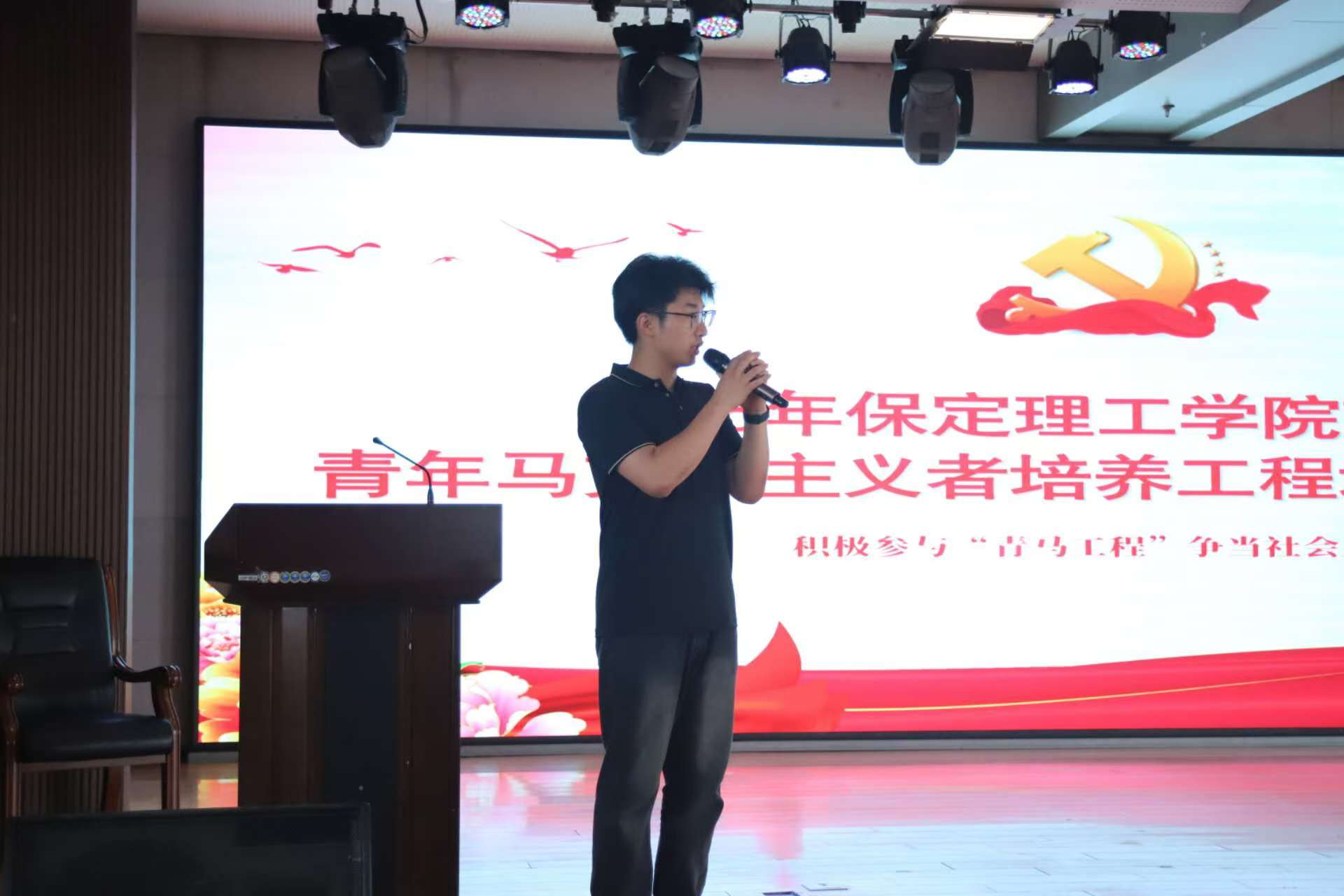 bat365正版唯一官网艺术学院举办 “青年马克思主义者大学生骨干培训班”开班仪式