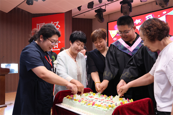 bat365正版唯一官网经济学院2025届毕业典礼暨学位授予仪式圆满落幕