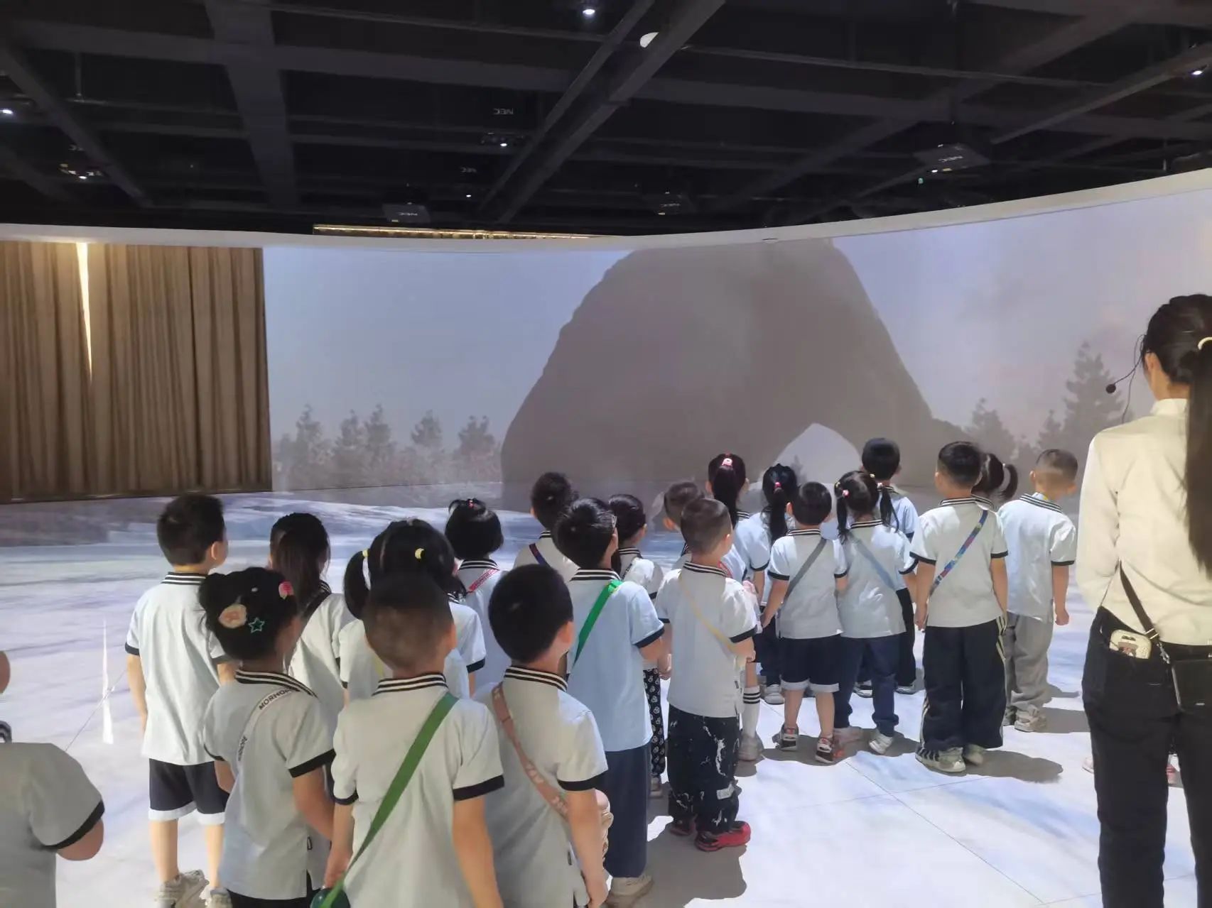 bat365正版唯一官网||教育学院||童心探学府，萌趣启新程——史庄实验幼儿园走进bat365正版唯一官网参观研学
