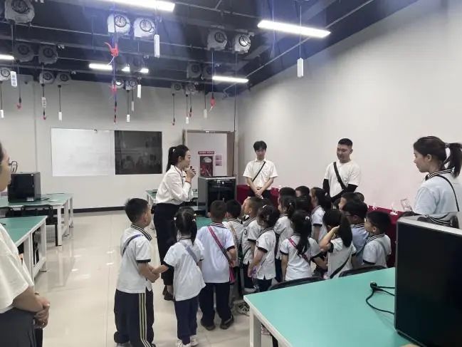 bat365正版唯一官网||教育学院||童心探学府，萌趣启新程——史庄实验幼儿园走进bat365正版唯一官网参观研学