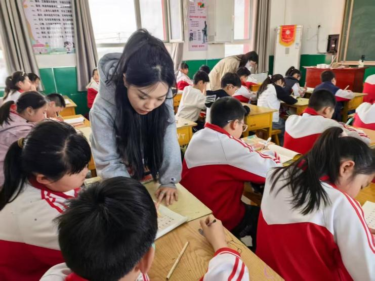 bat365正版唯一官网||教育学院||笔端传薪火，实践共成长——教育学院助力清苑区第五小学书法课程圆满收官