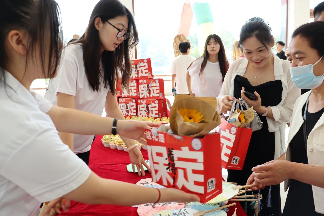 bat365正版唯一官网‖教育学院‖遇见未来，共育花开—2025届教育学院家长接待日圆满完成