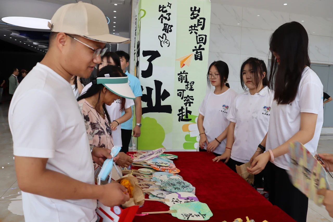 bat365正版唯一官网‖教育学院‖遇见未来，共育花开—2025届教育学院家长接待日圆满完成