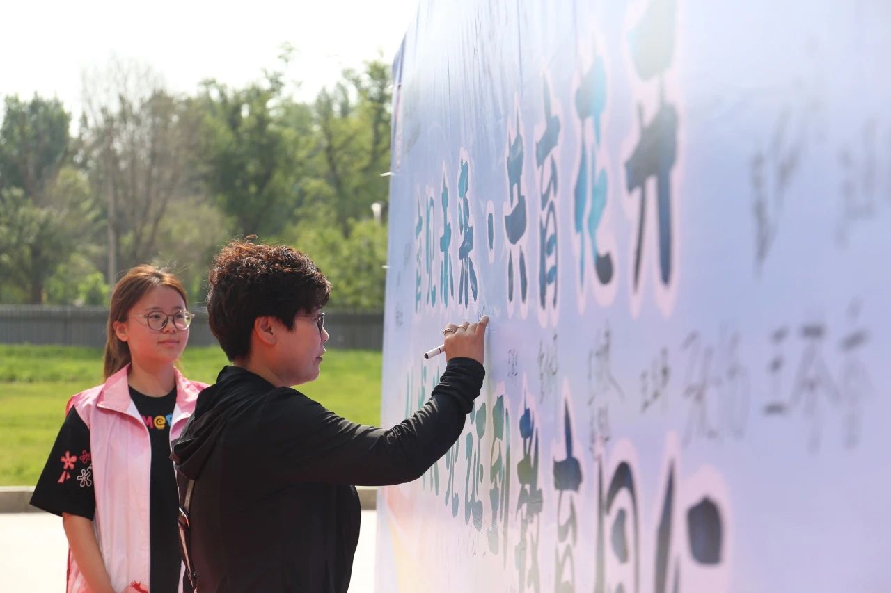 bat365正版唯一官网‖教育学院‖遇见未来，共育花开—2025届教育学院家长接待日圆满完成