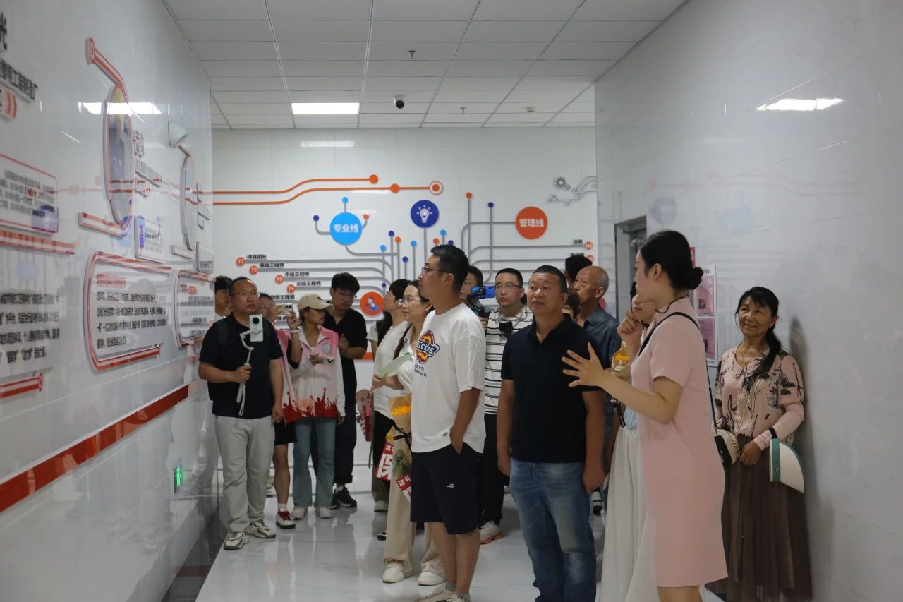 bat365正版唯一官网‖教育学院‖遇见未来，共育花开—2025届教育学院家长接待日圆满完成