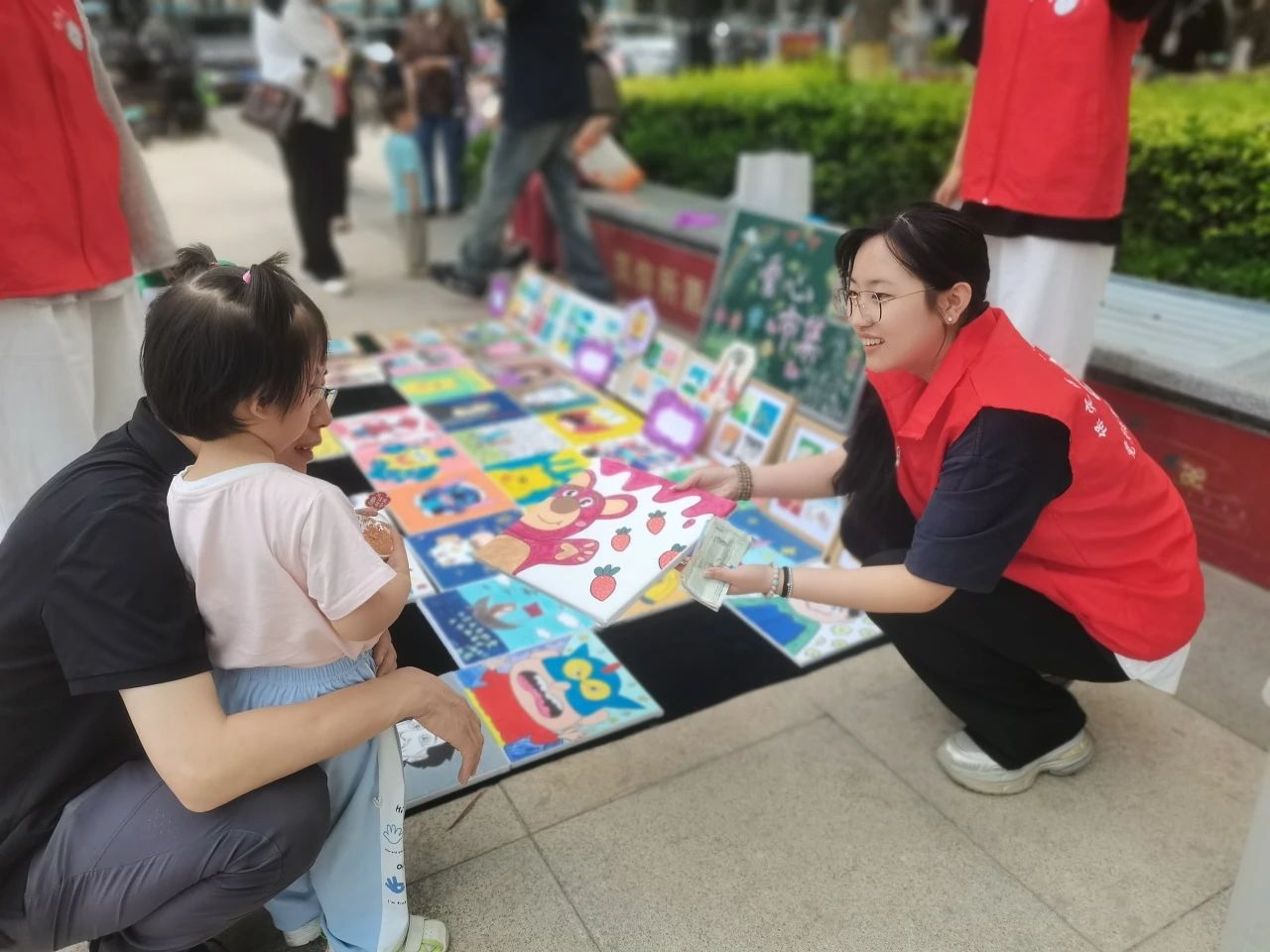 bat365正版唯一官网‖教育学院‖“六一“益”起来，义卖暖童心”——bat365正版唯一官网教育学院党员志愿服务队走进爱和城幼儿园开展六一爱心市集活动bat365正版唯一官网‖教育学院‖“六一“益”起来，义卖暖童心”——bat365正版唯一官网教育学院党员志愿服务队走进爱和城幼儿园开展六一爱心市集活动