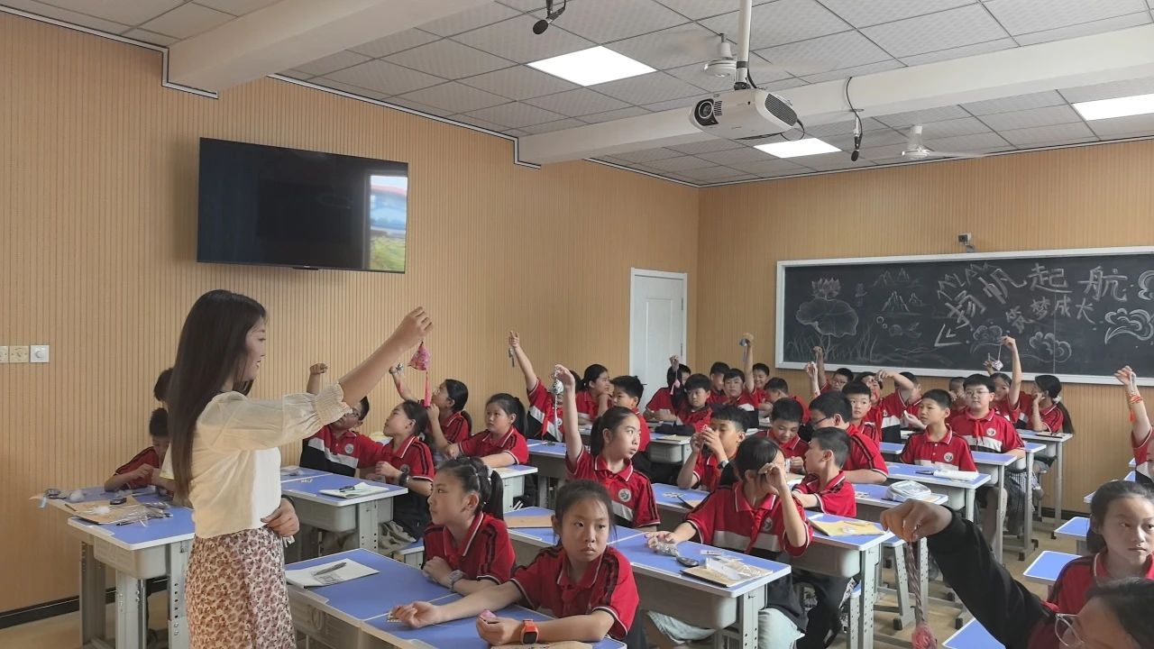 bat365正版唯一官网‖教育学院‖香囊传古韵，童心迎端午——bat365正版唯一官网教育学院党员志愿服务队走进冉庄小学开展端午自制香囊活动