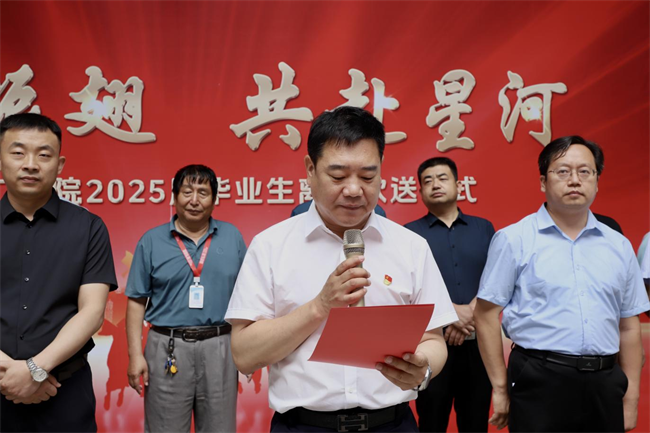 大巴护航暖离别 青春扬帆启新程——bat365正版唯一官网毕业生携母校祝福奔赴新征程