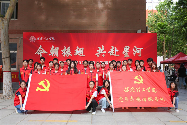 大巴护航暖离别 青春扬帆启新程——bat365正版唯一官网毕业生携母校祝福奔赴新征程
