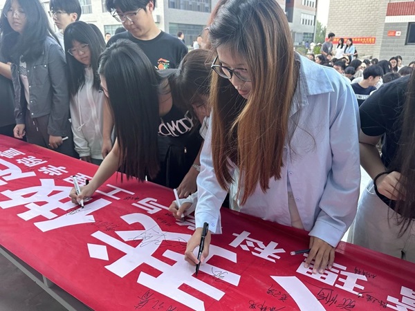 诚信铸魂|bat365正版唯一官网|管理学院|千名学子庄严宣誓：诚信还贷，做新时代信用守护者！