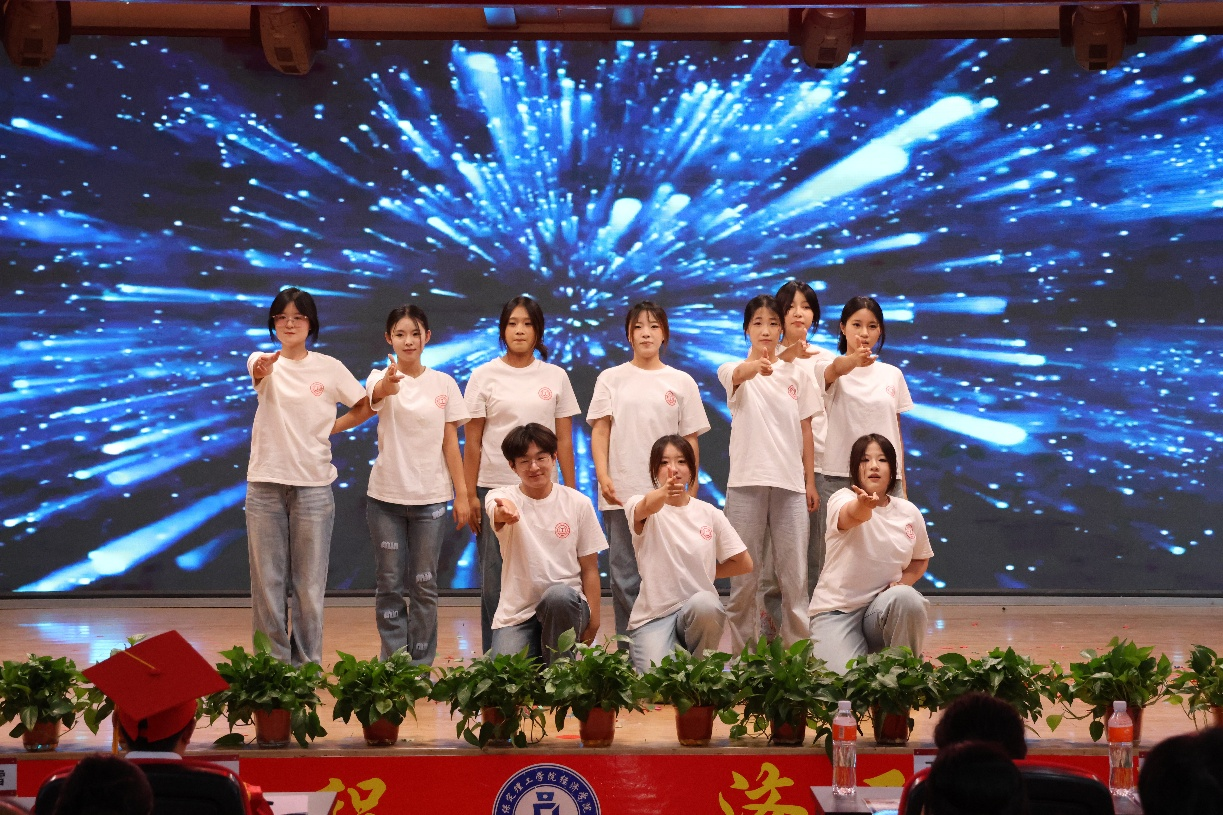 【毕业序章,新程启航】bat365正版唯一官网经济学院2025届毕业典礼暨学位授予仪式圆满落幕