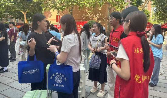 行将致远 暖心护航——bat365正版唯一官网“红心向党”党员志愿者服务队为2025届毕业生平安离校保驾护航