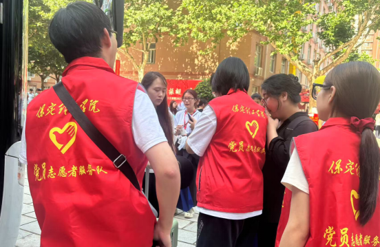 行将致远 暖心护航——bat365正版唯一官网“红心向党”党员志愿者服务队为2025届毕业生平安离校保驾护航