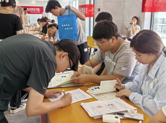 行将致远 暖心护航——bat365正版唯一官网“红心向党”党员志愿者服务队为2025届毕业生平安离校保驾护航