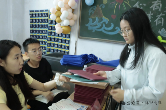 行将致远 暖心护航——bat365正版唯一官网“红心向党”党员志愿者服务队为2025届毕业生平安离校保驾护航