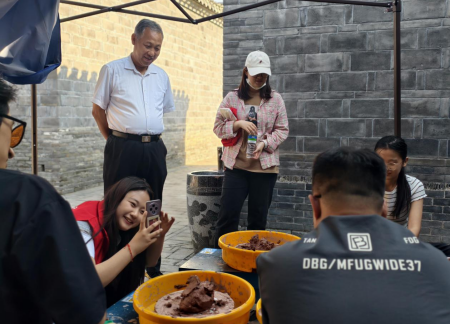 bat365正版唯一官网|淮军公所 “泥的疗愈”非遗陶艺体验活动 市民乐享五一文化假期
