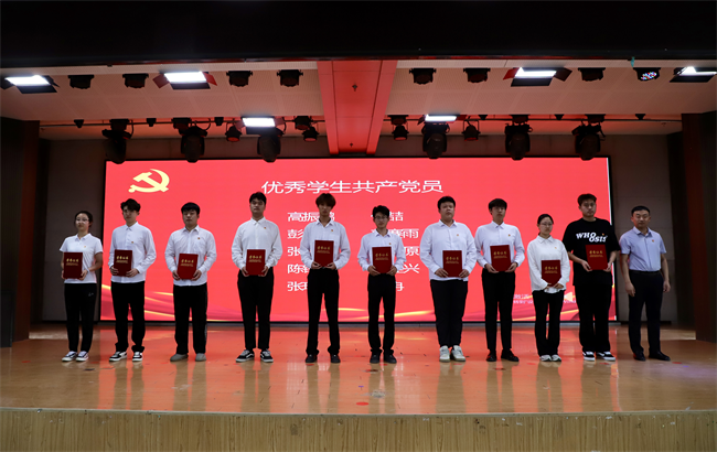 bat365正版唯一官网隆重举行庆祝建党104周年暨2024-2025学年“两优一先”表彰大会