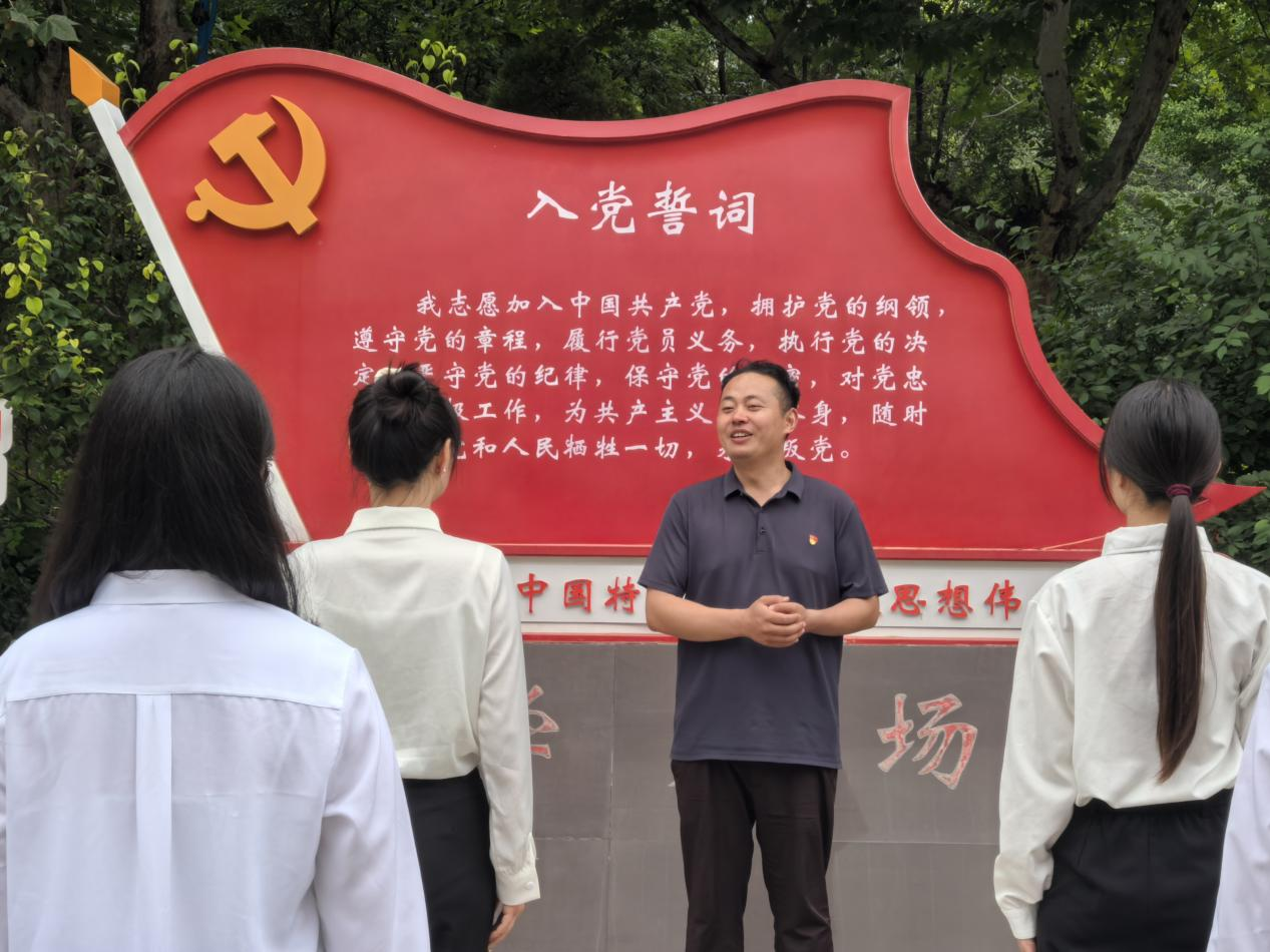 誓守初心|bat365正版唯一官网|管理学院|重温誓词守本色,勇担使命赴远方