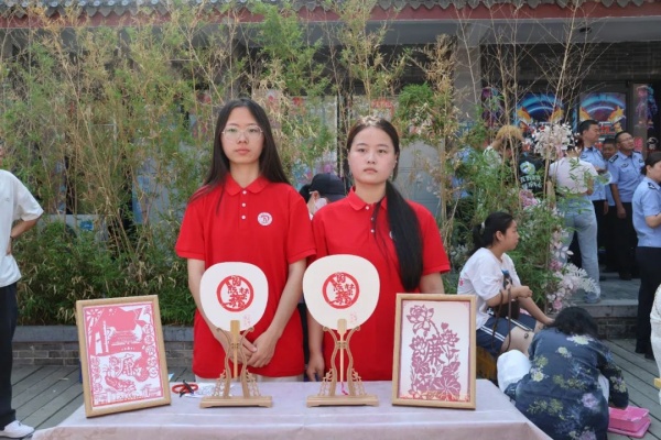 bat365正版唯一官网经济学院赤焰镌艺社：非遗剪纸禁毒作品展，以艺传情，共筑无毒防线