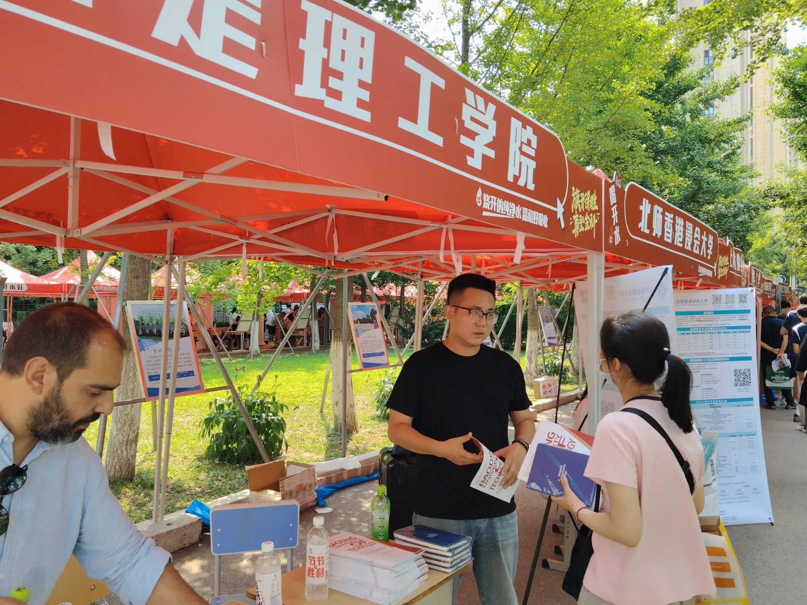 bat365正版唯一官网与那波勒斯大学携手亮相三省高考招生咨询