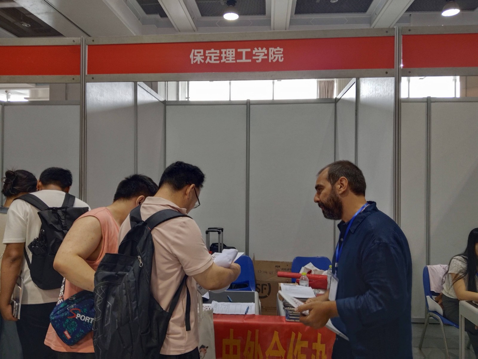 bat365正版唯一官网与那波勒斯大学携手亮相三省高考招生咨询