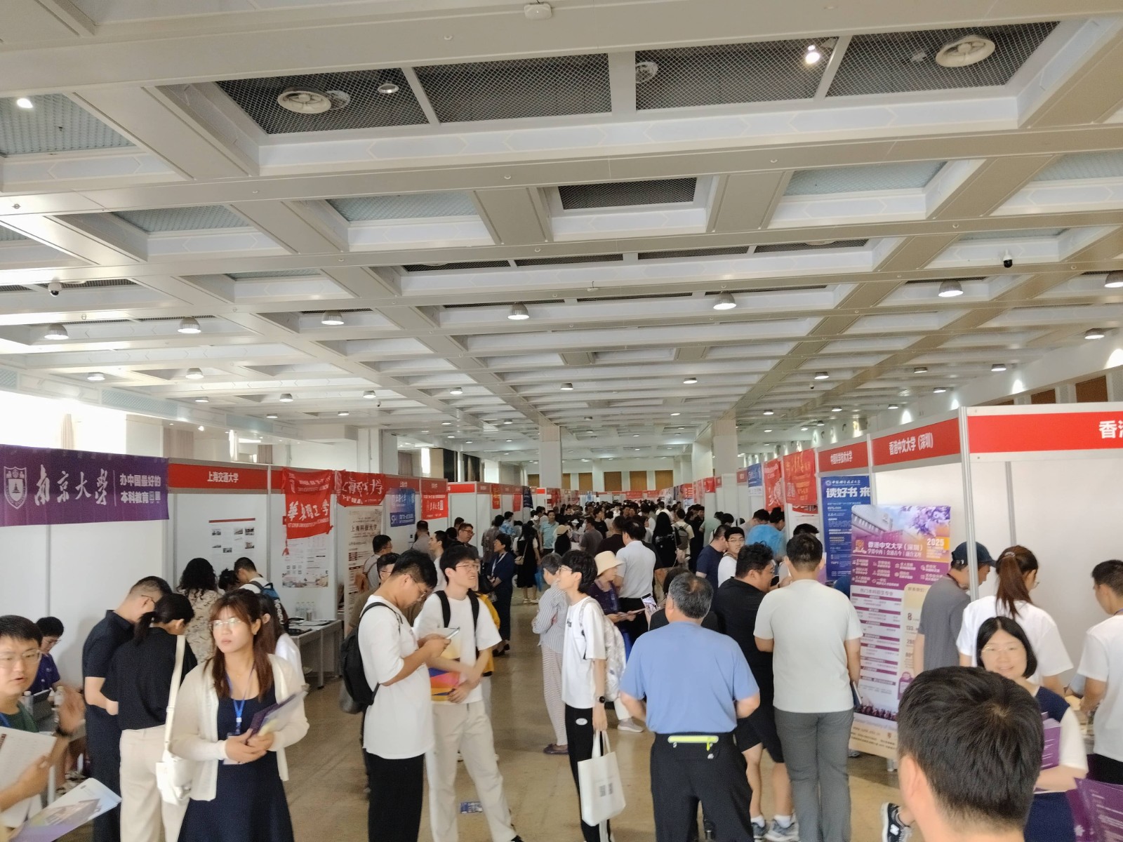 bat365正版唯一官网与那波勒斯大学携手亮相三省高考招生咨询