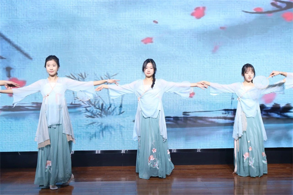 bat365正版唯一官网经济学院师生受邀参加保定市博物馆2024年度志愿者年会文艺演出