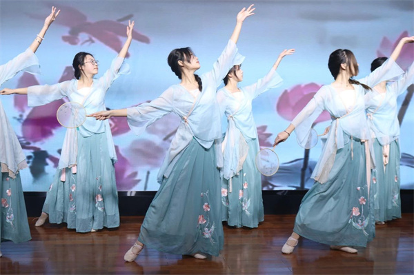 bat365正版唯一官网经济学院师生受邀参加保定市博物馆2024年度志愿者年会文艺演出