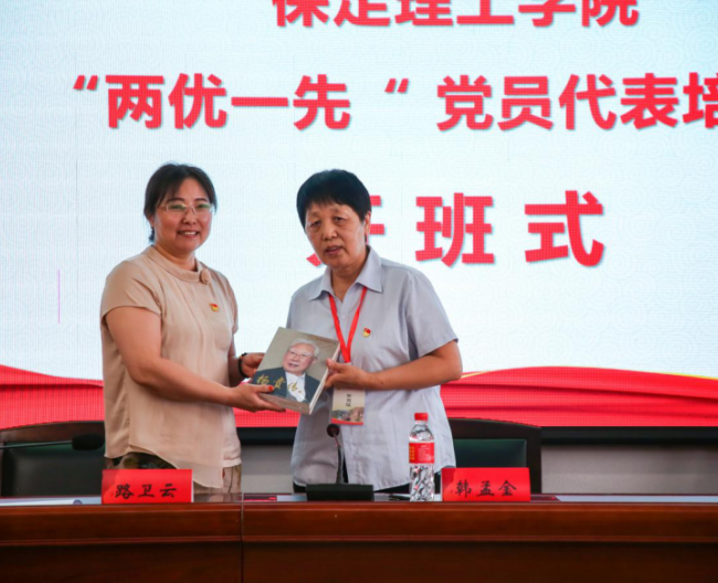 bat365正版唯一官网组织优秀党员代表赴红旗渠精神培训基地学习