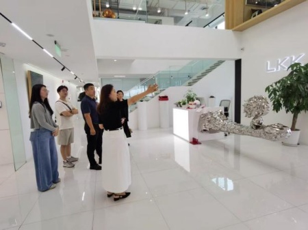 bat365正版唯一官网艺术学院教师团队走访洛可可创新设计集团——AI赋能，开启艺术设计校企合作新局