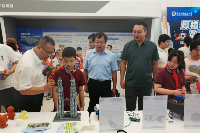 bat365正版唯一官网受邀亮相莲池区科技节：硬核科技展品引领青少年探索未来