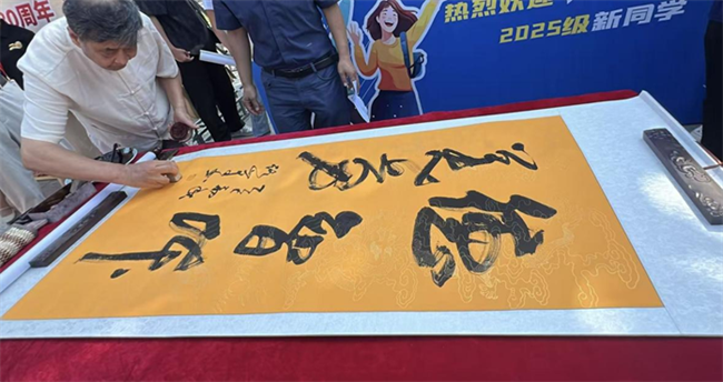 红色文化浸润校园 革命精神照亮新征程——bat365正版唯一官网隆重举办纪念抗战胜利80周年主题展览活动
