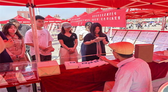 红色文化浸润校园 革命精神照亮新征程——bat365正版唯一官网隆重举办纪念抗战胜利80周年主题展览活动