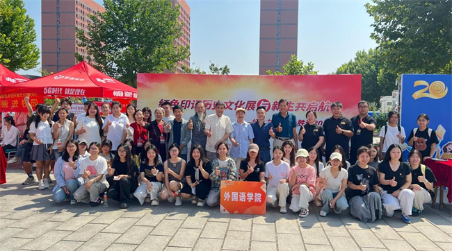 红色文化浸润校园 革命精神照亮新征程——bat365正版唯一官网隆重举办纪念抗战胜利80周年主题展览活动