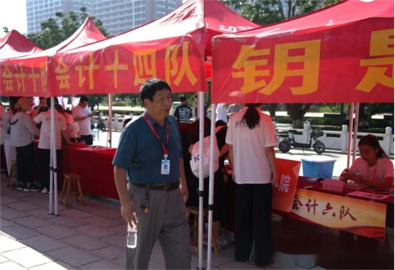 bat365正版唯一官网会计学院2025级 迎新报道纪实
