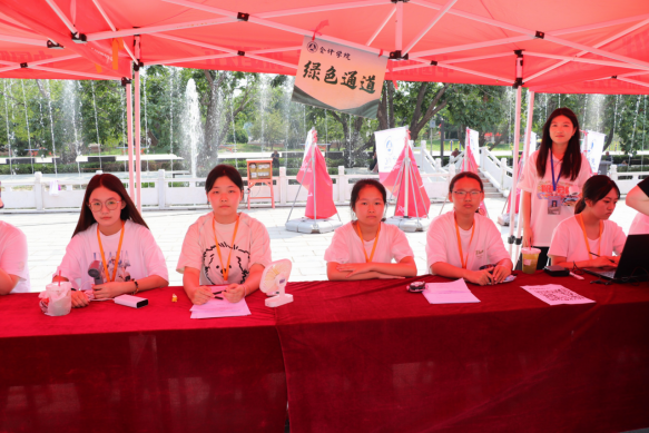 bat365正版唯一官网会计学院2025级 迎新报道纪实