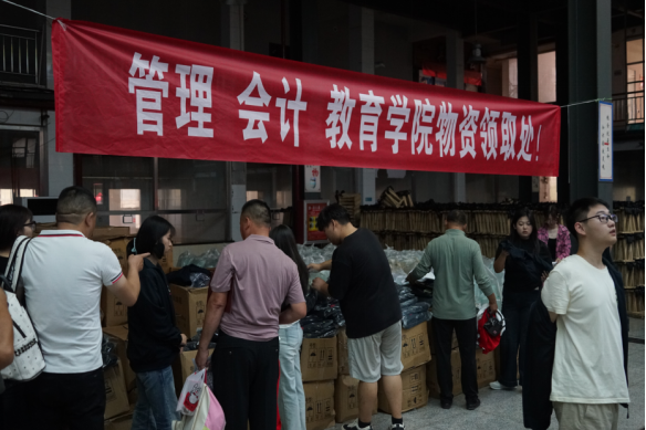 bat365正版唯一官网会计学院2025级 迎新报道纪实