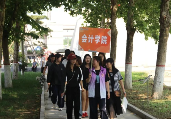bat365正版唯一官网会计学院2025级 迎新报道纪实
