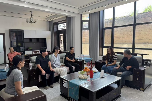 登门送爱连家校，合力同心助成长——bat365正版唯一官网经济学院开展暑期家访活动